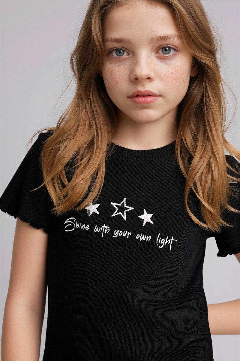 ديفاكتو تيشيرت بناتي نص كم مضلع بطبعة شعار سليم فيت - Image 3